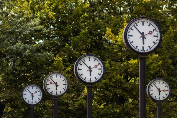 Classic Black White Analog Clocks Synchronized Time Show Teamwork Synced — Stock Photo, Image