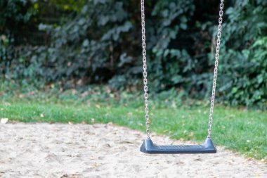 Parkın yanındaki parkta boş salıncak