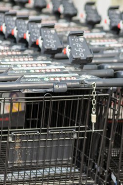 Süpermarketin yanında sıra sıra alışveriş arabaları