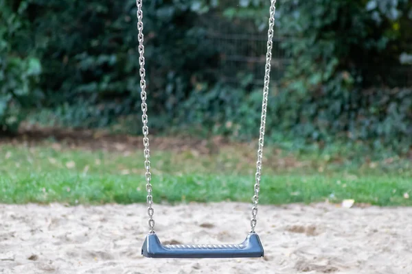 Parkın yanındaki parkta boş salıncak