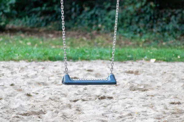 Parkın yanındaki parkta boş salıncak