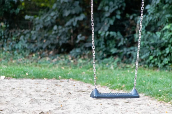 Parkın yanındaki parkta boş salıncak