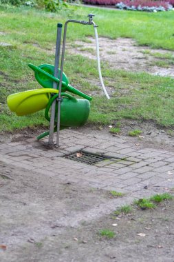 Parktaki su musluğu ve su bidonları