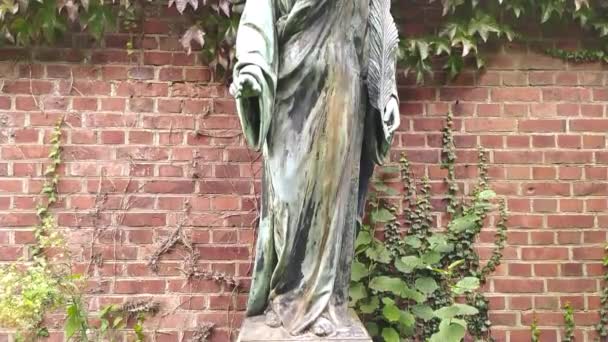 墓所の霊天使像のブロンズ像は 死者の守護神としての墓地の文化的な神聖な幽霊と魂の歴史と翼を持つ宗教的な墓のための象徴的な記念碑シンボル — ストック動画