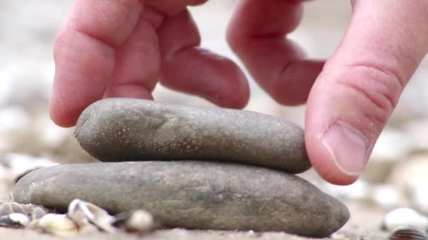Europäische Männliche Hand Baut Steinstapel Einem Flussufer Ruhiger Atmosphäre Mit — Stockvideo