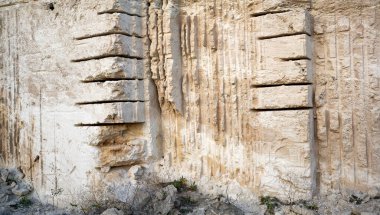 Kırım Cumhuriyeti 'nin konumu. Eski terk edilmiş taş ocakları.