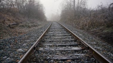 Kuzey Kafkasya 'daki inanılmaz doğal dünya. Adygea Cumhuriyeti, Kamennomostsky köyünün alanı. Kış. Kereste demiryolu..