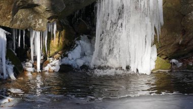 Kuzey Kafkasya 'daki inanılmaz doğal dünya. Adygea Cumhuriyeti, Khamyshki köyünün bir bölgesi. Kutanka nehrinin donmuş şelaleleri.