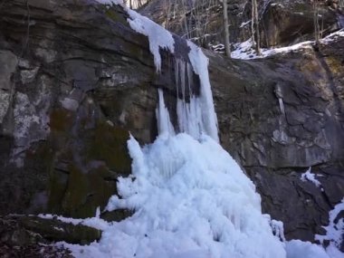 Kuzey Kafkasya 'daki inanılmaz doğal dünya. Adygea Cumhuriyeti, Khamyshki köyünün bir bölgesi. Kutanka nehrinin donmuş şelaleleri.