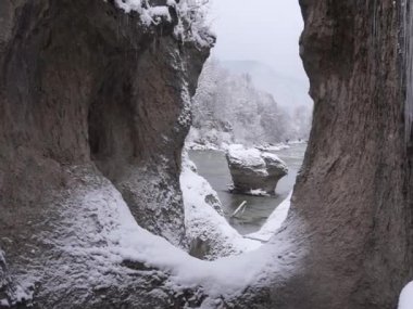 Adygea bölgesi, Kamennomostsky köyünün alanı. Kuzey Kafkasya 'nın şaşırtıcı doğal dünyası. Kış zamanı..