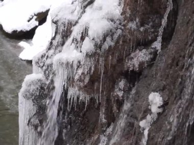 Kuzey Kafkasya 'daki inanılmaz doğal dünya. Adigea Cumhuriyeti. Donmuş şelaleler 
