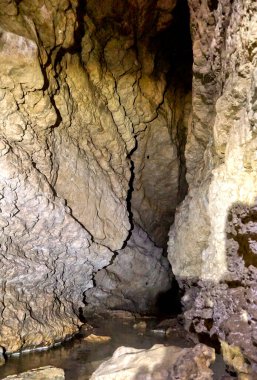 Konum Kuzey Kafkasya, Rusya. Adygea Cumhuriyeti 'nin ulaşılması zor spor mağaraları. İçeride.. 