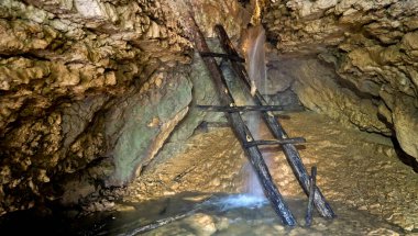 Konum Kuzey Kafkasya, Rusya. Adygea Cumhuriyeti 'nin ulaşılması zor spor mağaraları. İçeride.. 