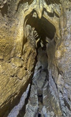 Konum Kuzey Kafkasya, Rusya. Adygea Cumhuriyeti 'nin ulaşılması zor spor mağaraları. İçeride.. 