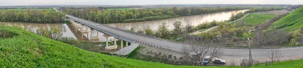 ロケーション ロシア ウスト ラビンスク市 クバン川に架かる橋 アディゲとクラスノダール地方の境界線 — ストック写真