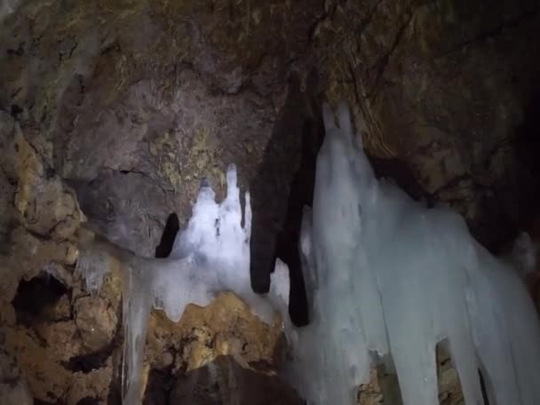 北コーカサスに位置するロシア ストーン海の 大学スカヤ 洞窟は その強力な地下氷河で有名です 全長は790M 深さは175M 難易度はIi — ストック動画