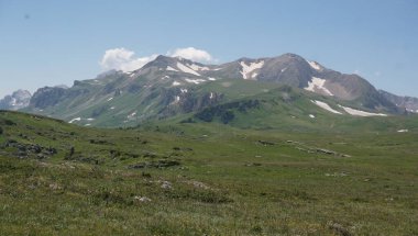 Lago Naki 'nin dağlık arazisi. Kafkas Cumhuriyeti 'ndeki en iyi dağ turizmi Aygea' da. 