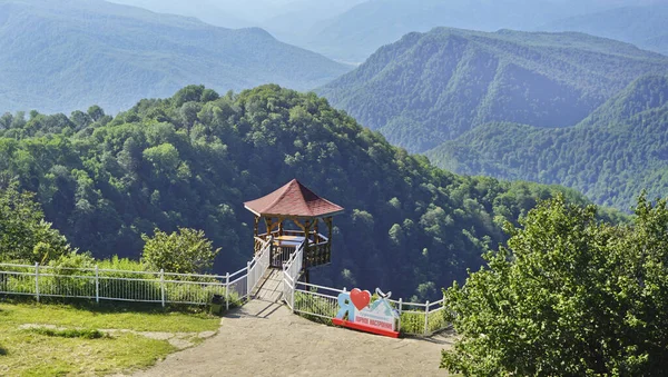 Lago Naki 'nin dağlık arazisi. Kafkas Cumhuriyeti 'ndeki en iyi dağ turizmi Aygea' da. 
