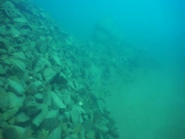 Dağ göllerinin sualtı dünyası. Konum: Rusya, Karachay-Çatısız Cumhuriyet. Aksaut Nehri 'nin yanındaki vadide. Kyngyrchat Gölü. 