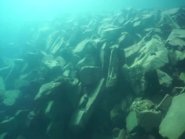 Dağ göllerinin sualtı dünyası. Konum: Rusya, Karachay-Çatısız Cumhuriyet. Aksaut Nehri 'nin yanındaki vadide. Kyngyrchat Gölü. 