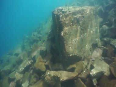 Dağ göllerinin sualtı dünyası. Konum: Rusya, Karachay-Çatısız Cumhuriyet. Aksaut Nehri 'nin yanındaki vadide. Kyngyrchat Gölü. 