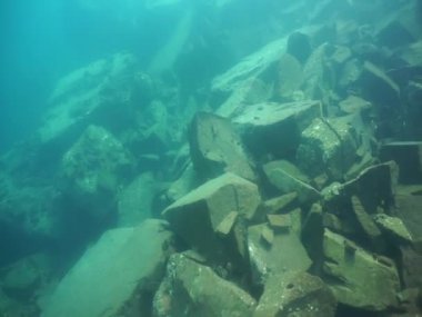 Dağ göllerinin sualtı dünyası. Konum: Rusya, Karachay-Çatısız Cumhuriyet. Aksaut Nehri 'nin yanındaki vadide. Kyngyrchat Gölü. 