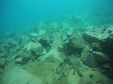 Dağ göllerinin sualtı dünyası. Konum: Rusya, Karachay-Çatısız Cumhuriyet. Aksaut Nehri 'nin yanındaki vadide. Kyngyrchat Gölü. 