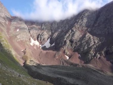 Rusya, Karachay 'sız Cumhuriyet. Krasny Karachay köyünün yakınındaki Aksaut nehir vadisinden yükseldi. Kyngyrchat Gölü 'ne giderken. 