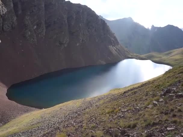 Une Des Perles Kchr Est Lac Montagne Kyngyrchat Nous Monterons — Video