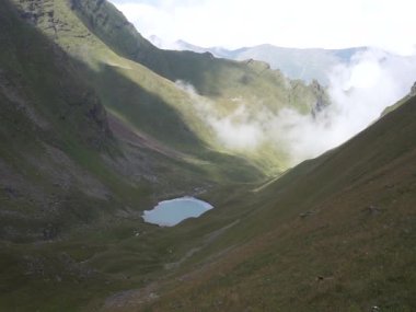 Rusya, Karachay 'sız Cumhuriyet. Krasny Karachay köyünün yakınındaki Aksaut nehir vadisinden yükseldi. Kyngyrchat Gölü 'ne giderken. 