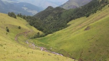 Rusya, Karachay 'sız Cumhuriyet. Krasny Karachay köyünün yakınındaki Aksaut nehir vadisinden yükseldi. Kyngyrchat Gölü 'ne giderken. 