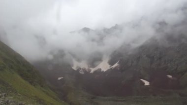 Rusya, Karachay 'sız Cumhuriyet. Krasny Karachay köyünün yakınındaki Aksaut nehir vadisinden yükseldi. Kyngyrchat Gölü 'ne giderken