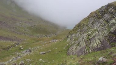 Rusya, Karachay 'sız Cumhuriyet. Krasny Karachay köyünün yakınındaki Aksaut nehir vadisinden yükseldi. Kyngyrchat Gölü 'ne giderken