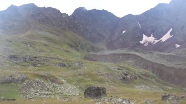 Rusya, Karachay 'sız Cumhuriyet. Krasny Karachay köyünün yakınındaki Aksaut nehir vadisinden yükseldi. Kyngyrchat Gölü 'ne giderken