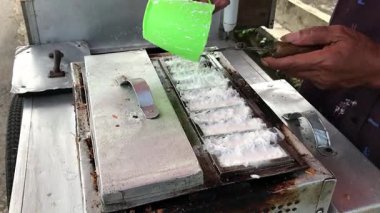 Gandos sıcak tavada pişirilip sıcak servis edilen yumuşak pirinç keki. Hafif tatlı bir tadı, hafif bir çiğnemesi ve pek çok kişi tarafından sevilen basit bir sokak yemeği cazibesi var..