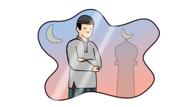 Müslüman bir adamın alacakaranlıkta hilal ay ve cami siluetiyle dua edişinin düz hareket grafiği, inancı, barışı, bağlılığı ve ruhsal huzuru simgeliyor..