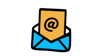 Zarftan yukarıya doğru kayan @ sembollü bir mektup içeren canlandırılmış e- posta zarfı simgesi. Pürüzsüz açılır-kapanır hareket, ince sıçrama etkisi, ve temiz minimum arkaplan.