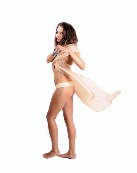 Ung vacker naken kvinna med en sjal på en vit bakgrund — Stockfoto