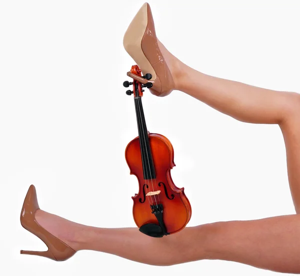 Sexy gambe ragazza tenendo violino isolato su sfondo bianco — Foto Stock