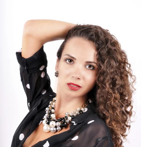 Jeune femme aux cheveux longs avec un collier de perles — Photo