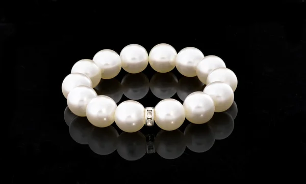 Bílý náramek perly na černém pozadí — Stock fotografie