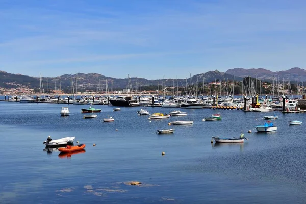 İspanya 'nın Galiçya eyaletinin Pontevedra eyaletindeki Bayona şehrinin panoramik manzarası. Galiçya 'da yaz turizmi.