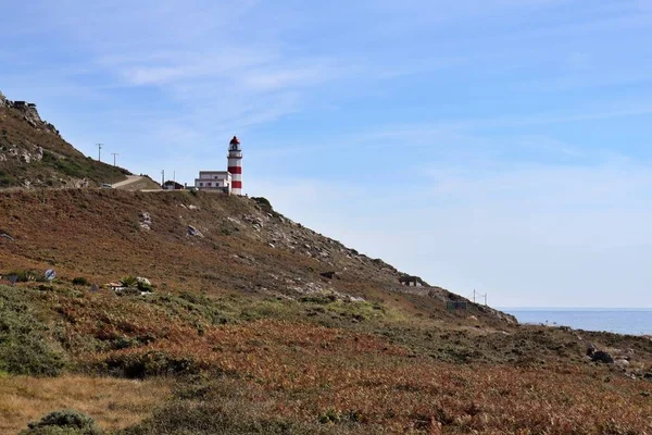 Vista Farol Tradicional Topo Uma Colina Costa Oceânica Luz Que — Fotografia de Stock