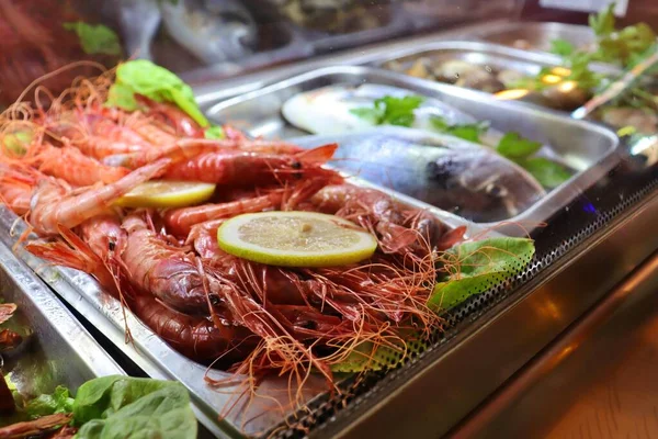 在西班牙 酒吧酒吧的近旁有一些细节 传统的食物和生活方式吃木薯 海鲜和鲜鱼 — 图库照片