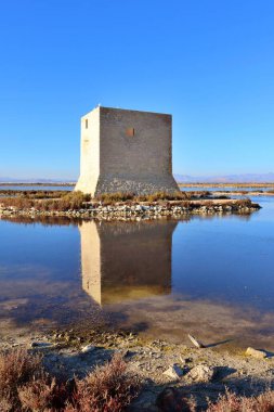 Santa Pola 'nın tuz düzlüklerinde Tamarit kulesi. Santa Pola turizmi. Elche, Alicante, İspanya 'daki Albufera de Santa Pola tarihi anıtı.