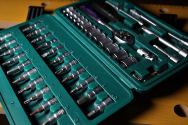 Alet çantası. Değiştirilebilir anahtar seti, kilit anahtarı, tornavida başı, filip ucu, tork ucu. Kaliteli metaller ve vanadyum krom