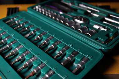 Alet çantası. Değiştirilebilir anahtar seti, kilit anahtarı, tornavida başı, filip ucu, tork ucu. Kaliteli metaller ve vanadyum krom