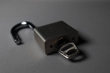 Gri yüzeyde kapalı asma kilit. Güvenlik kavramı kapatıldı, kilitlendi