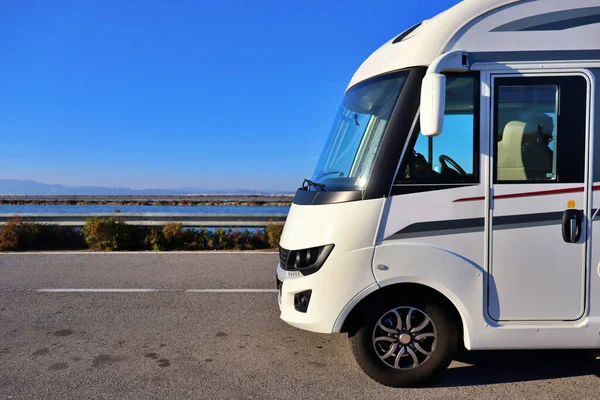 Tuzlu su veya tuzlu su birikintisinin yanına park edilmiş bir kamp arabasının ayrıntıları. Santa Pola, Alicante, İspanya ve Akdeniz 'de aktif turizm.