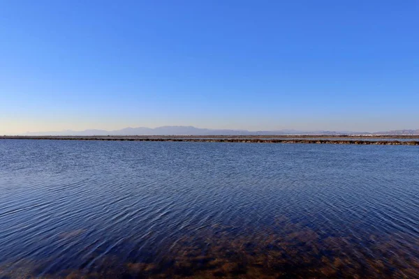 Santa Pola tuz düzlüklerinin panoramik manzarası. Ulusal park, doğa su kuşlarının göç güzergahı. Alicante, İspanya